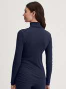 La modella / Il modello Donna indossa Maglia a maniche lunghe dolcevita in lana-seta in Lana di colore Blu, Tinta unita, della serie True Confidence di CALIDA, Vista posteriore