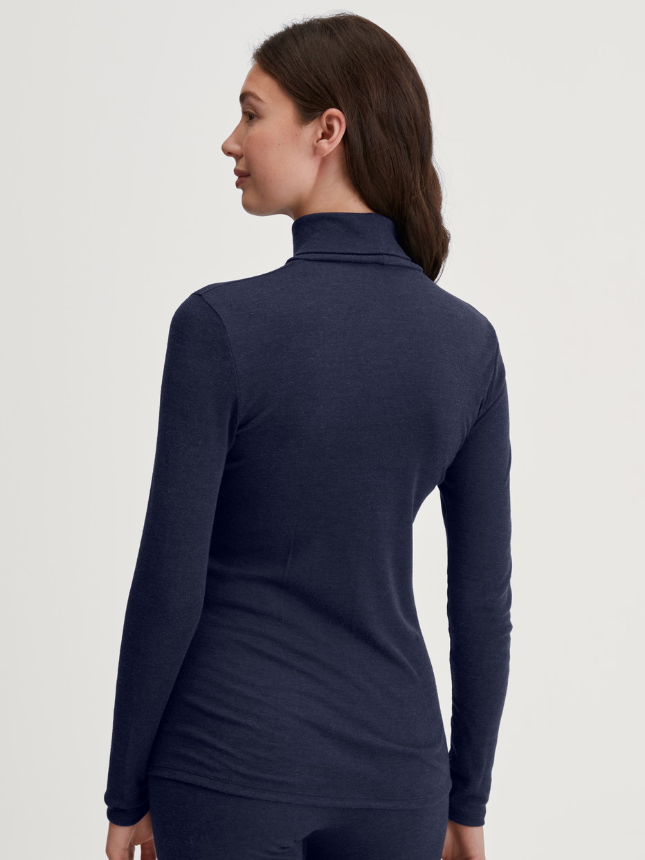 La modella / Il modello Donna indossa Maglia a maniche lunghe dolcevita in lana-seta in Lana di colore Blu, Tinta unita, della serie True Confidence di CALIDA, Vista posteriore
