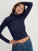 La modella / Il modello Donna indossa Maglia a maniche lunghe dolcevita in lana-seta in Lana di colore Blu, Tinta unita, della serie True Confidence di CALIDA, Vista frontale