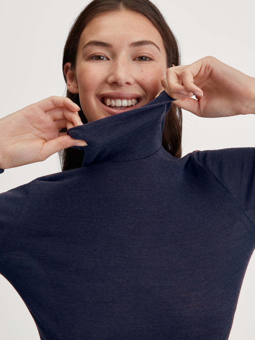 La modella / Il modello Donna indossa Maglia a maniche lunghe dolcevita in lana-seta in Lana di colore Blu, Tinta unita, della serie True Confidence di CALIDA
