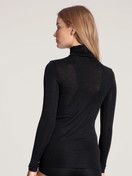 Le mannequin Femme porte le/la T-shirt à manches longues à col roulé en laine et soie en Laine de couleur Noir, Unicolore, de la série True Confidence de CALIDA, Vue arrière