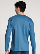 Herren-Model trägt Langarm-Shirt aus 100% Baumwolle in Blau, Einfarbig aus Serie Remix Xtra von CALIDA, Rückansicht