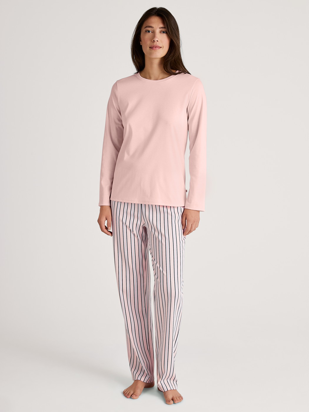 Damen-Model trägt Langarm-Shirt aus 100% Baumwolle in Rosa, Einfarbig aus Serie Favourites Sleep von CALIDA, Outfit