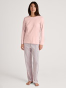 Damen-Model trägt Langarm-Shirt aus 100% Baumwolle in Rosa, Einfarbig aus Serie Favourites Sleep von CALIDA, Outfit