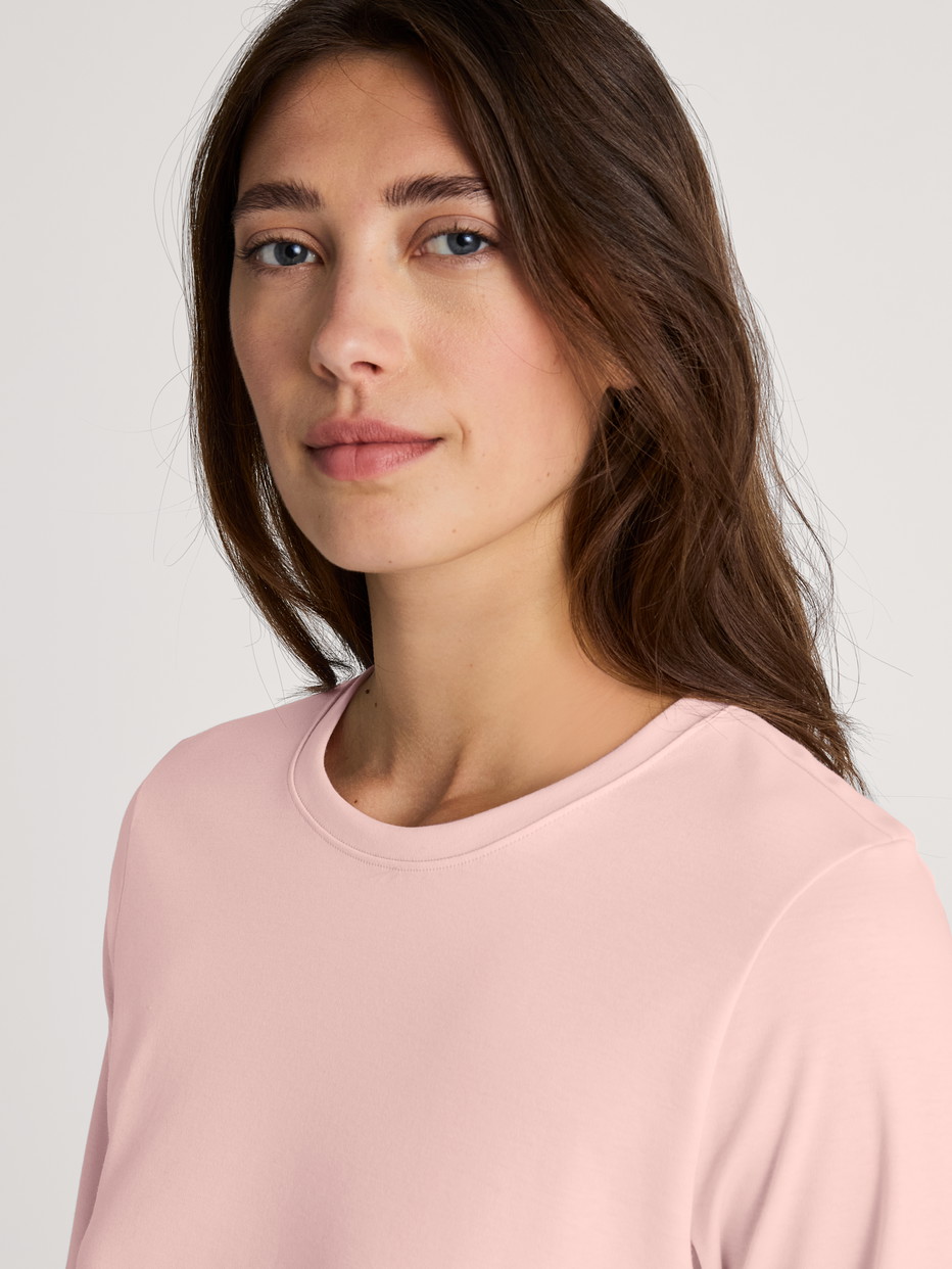 Women model is wearing Shirt long sleeve made of 100% Cotton in Pink, Unicoloured from the Favourites Sleep series by CALIDA, Detail