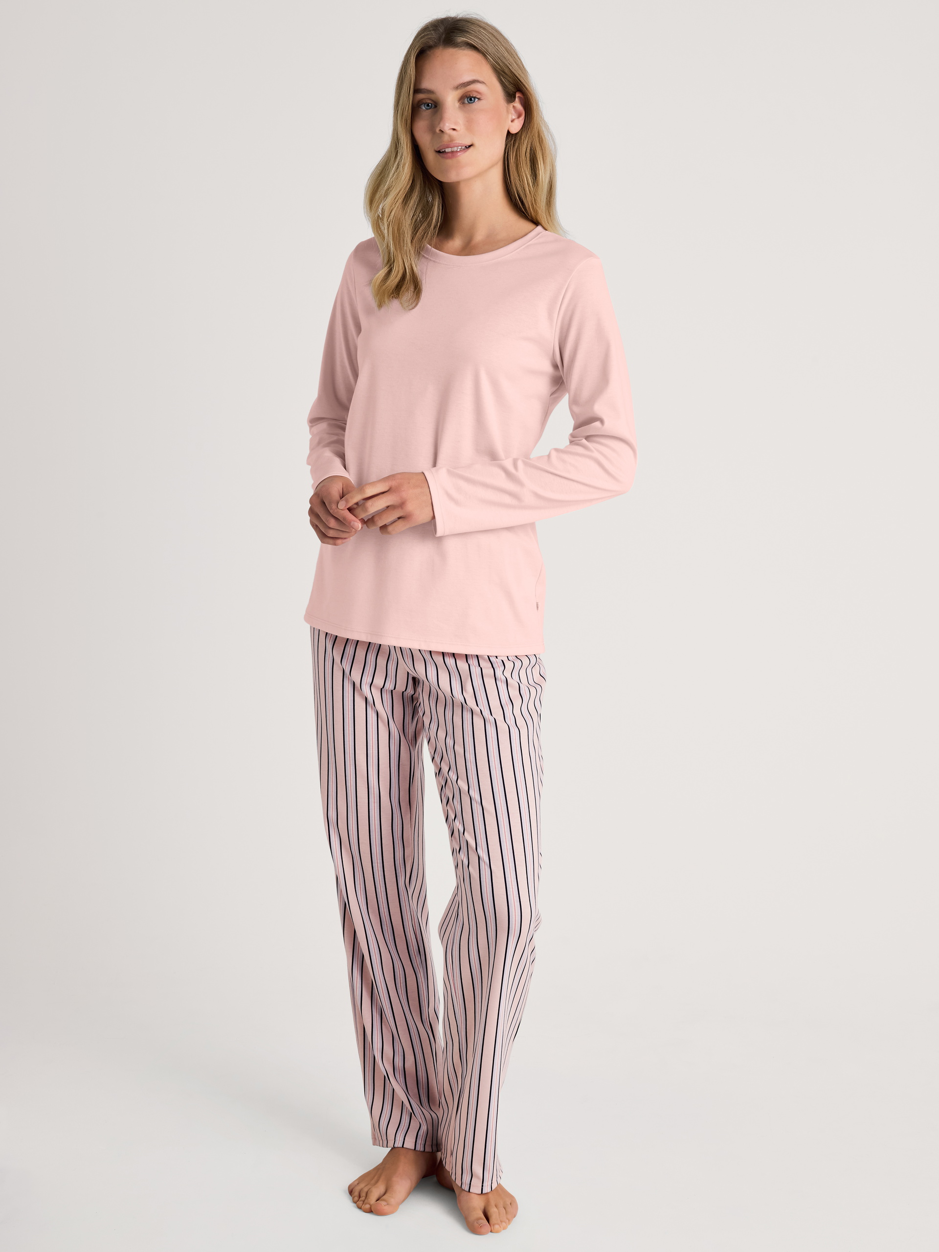 Damen-Model trägt Langarm-Shirt aus 100% Baumwolle in Rosa, Einfarbig aus Serie Favourites Sleep von CALIDA, Zusatzbild