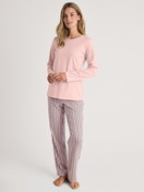 Damen-Model trägt Langarm-Shirt aus 100% Baumwolle in Rosa, Einfarbig aus Serie Favourites Sleep von CALIDA, Zusatzbild