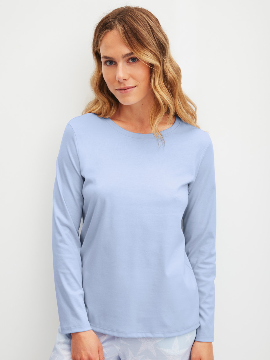 Damen-Model trägt Langarm-Shirt aus 100% Baumwolle in Blau, Einfarbig aus Serie Favourites Cosy von CALIDA, Vorderansicht