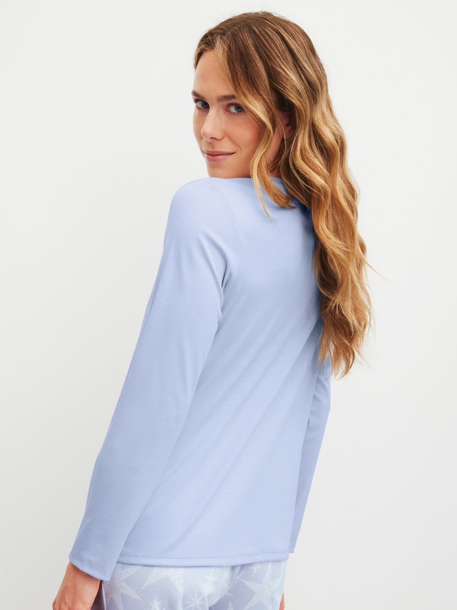 Damen-Model trägt Langarm-Shirt aus 100% Baumwolle in Blau, Einfarbig aus Serie Favourites Cosy von CALIDA, Rückansicht