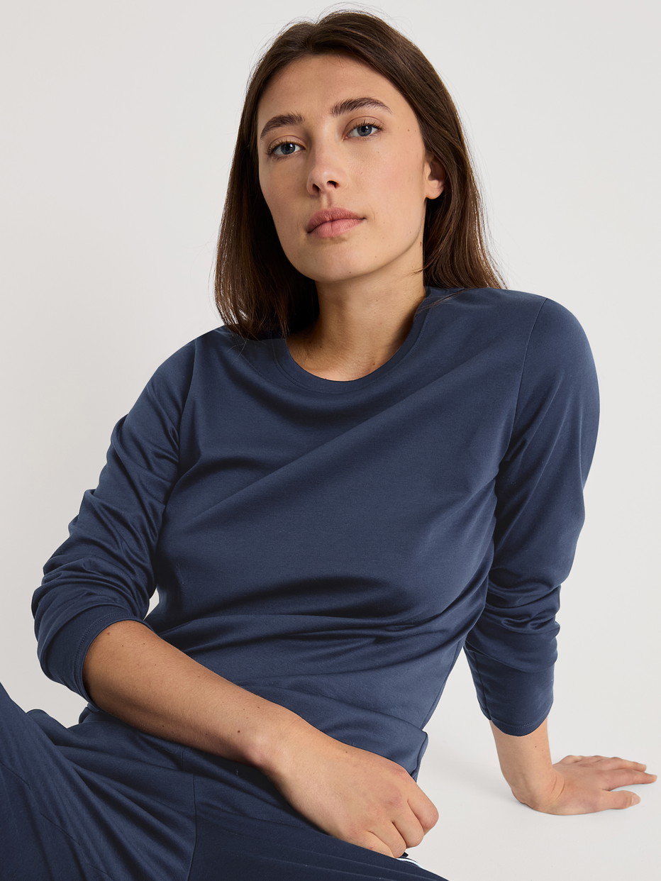 Women model is wearing Shirt long sleeve made of 100% Cotton in Blue, Floral from the Favourites Sleep series by CALIDA, Front view