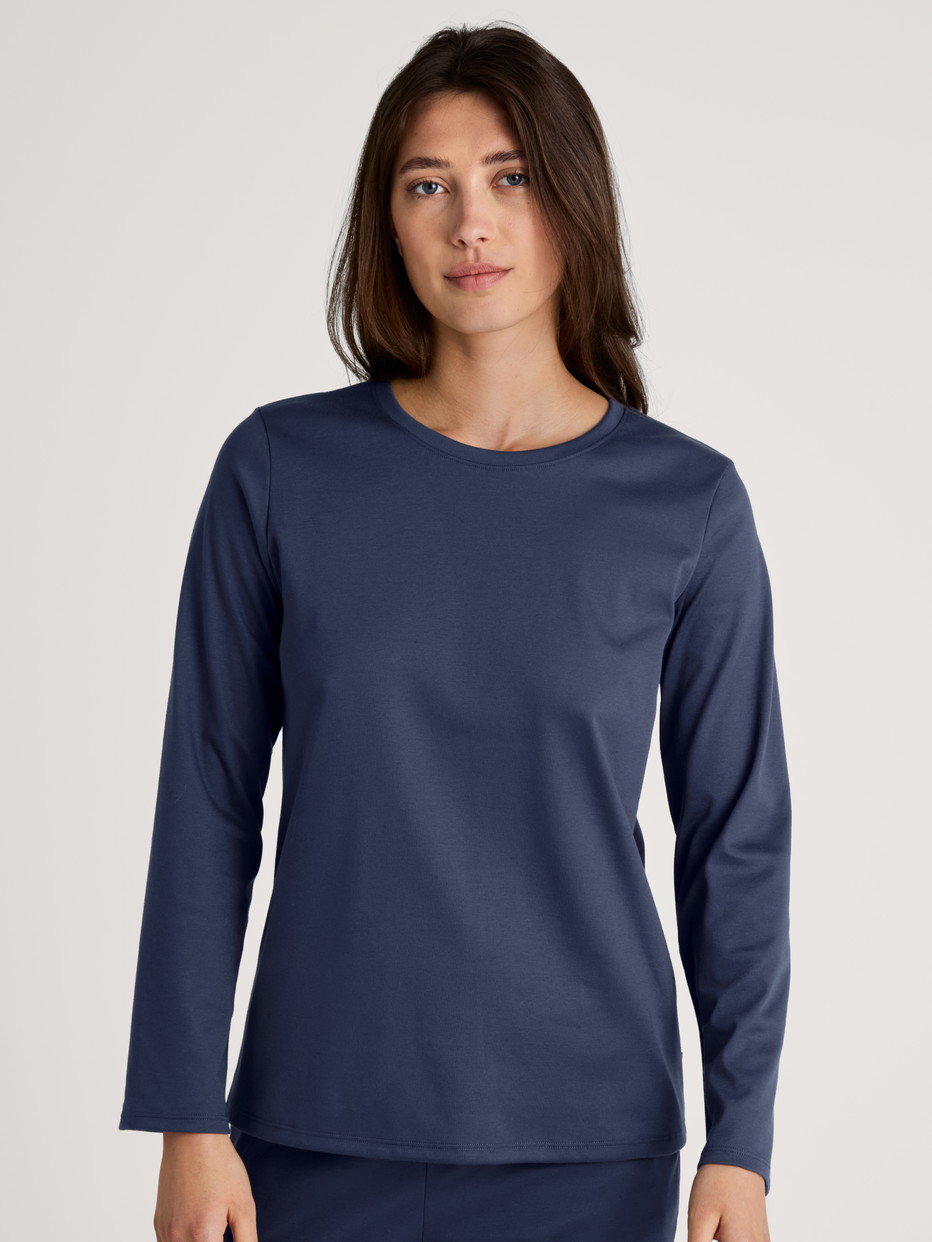 Women model is wearing Shirt long sleeve made of 100% Cotton in Blue, Floral from the Favourites Sleep series by CALIDA, Front view