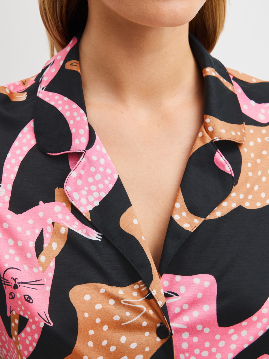 La modella / Il modello Donna indossa  in Modal di colore Nero, Motivo, della serie Sleep Over M&M di CALIDA, Dettaglio