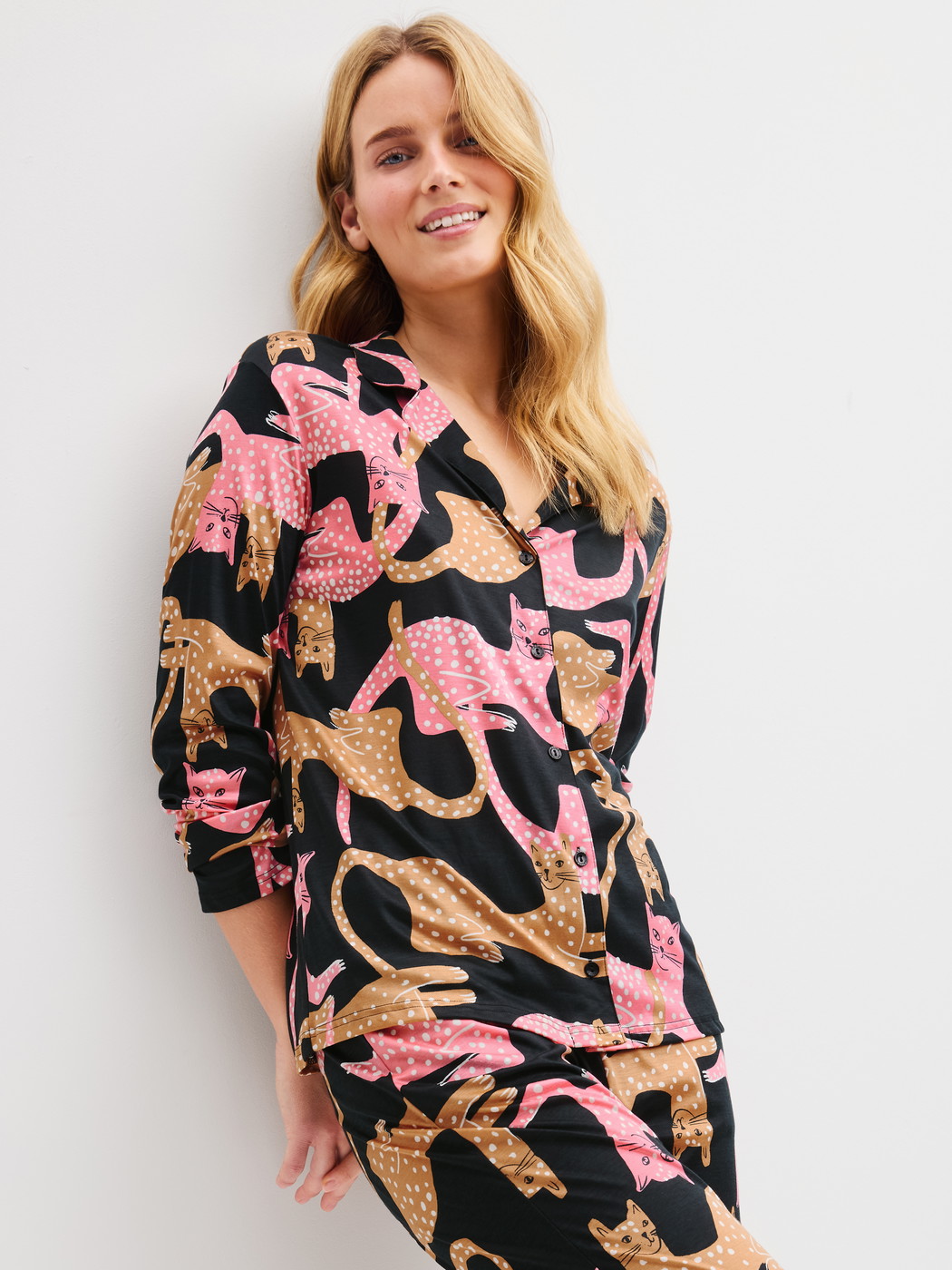 Damen-Model trägt Langarm-Shirt mit Knöpfen aus Modal in Schwarz, Motiv aus Serie Sleep Over M&M von CALIDA, Zusatzbild