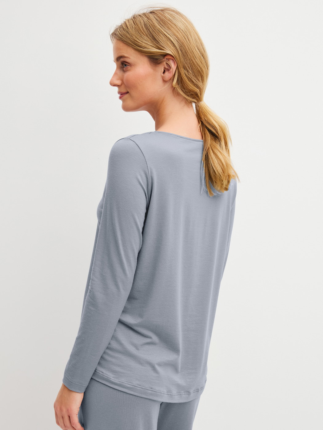 Damen-Model trägt Langarm-Shirt aus Lyocell in Grau, Einfarbig aus Serie DSW Warming von CALIDA, Rückansicht