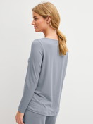 Damen-Model trägt Langarm-Shirt aus Lyocell in Grau, Einfarbig aus Serie DSW Warming von CALIDA, Rückansicht