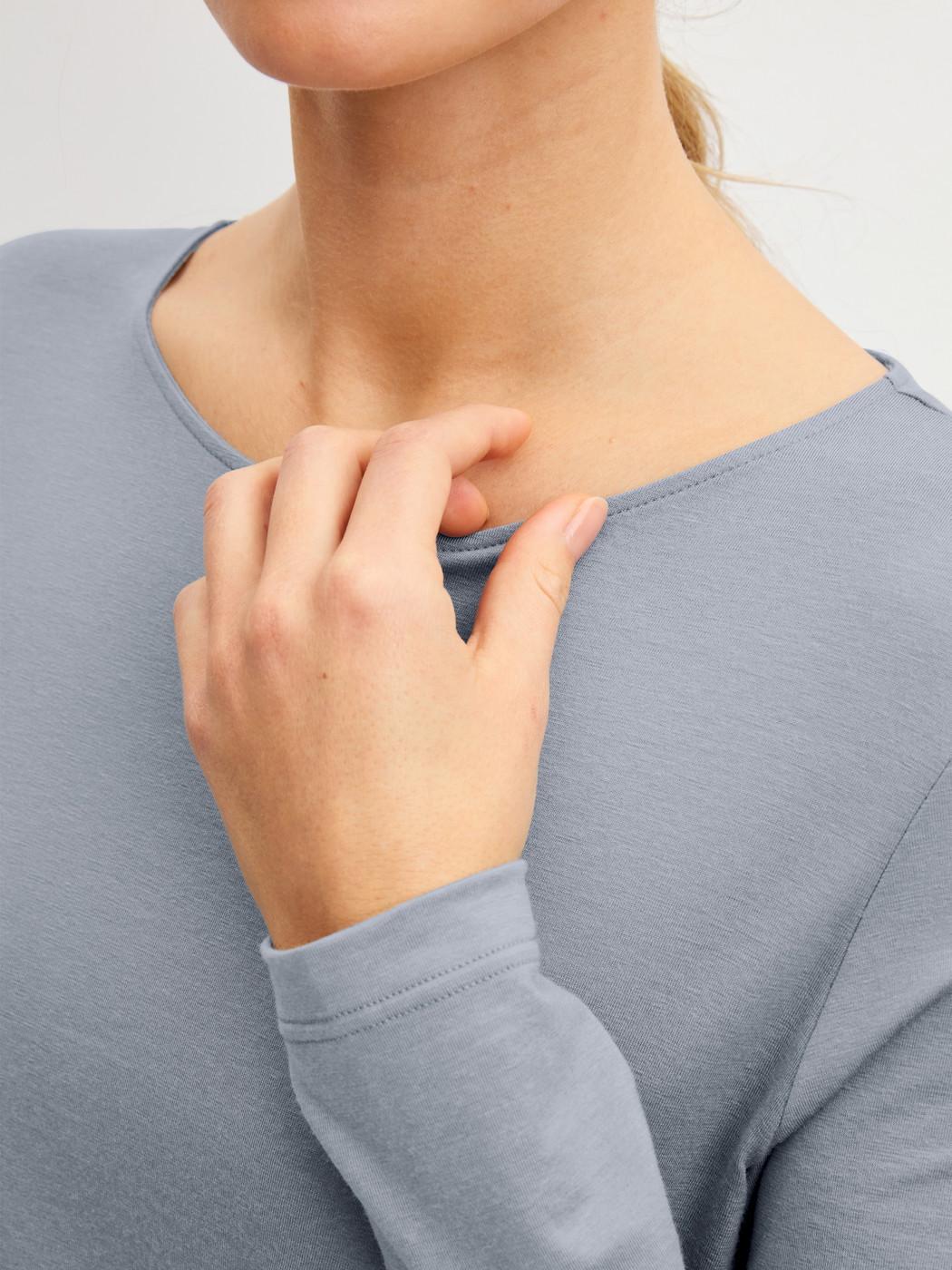 Damen-Model trägt Langarm-Shirt aus Lyocell in Grau, Einfarbig aus Serie DSW Warming von CALIDA, Detail