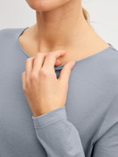 Damen-Model trägt Langarm-Shirt aus Lyocell in Grau, Einfarbig aus Serie DSW Warming von CALIDA, Detail