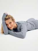 Damen-Model trägt Langarm-Shirt aus Lyocell in Grau, Einfarbig aus Serie DSW Warming von CALIDA, Zusatzbild
