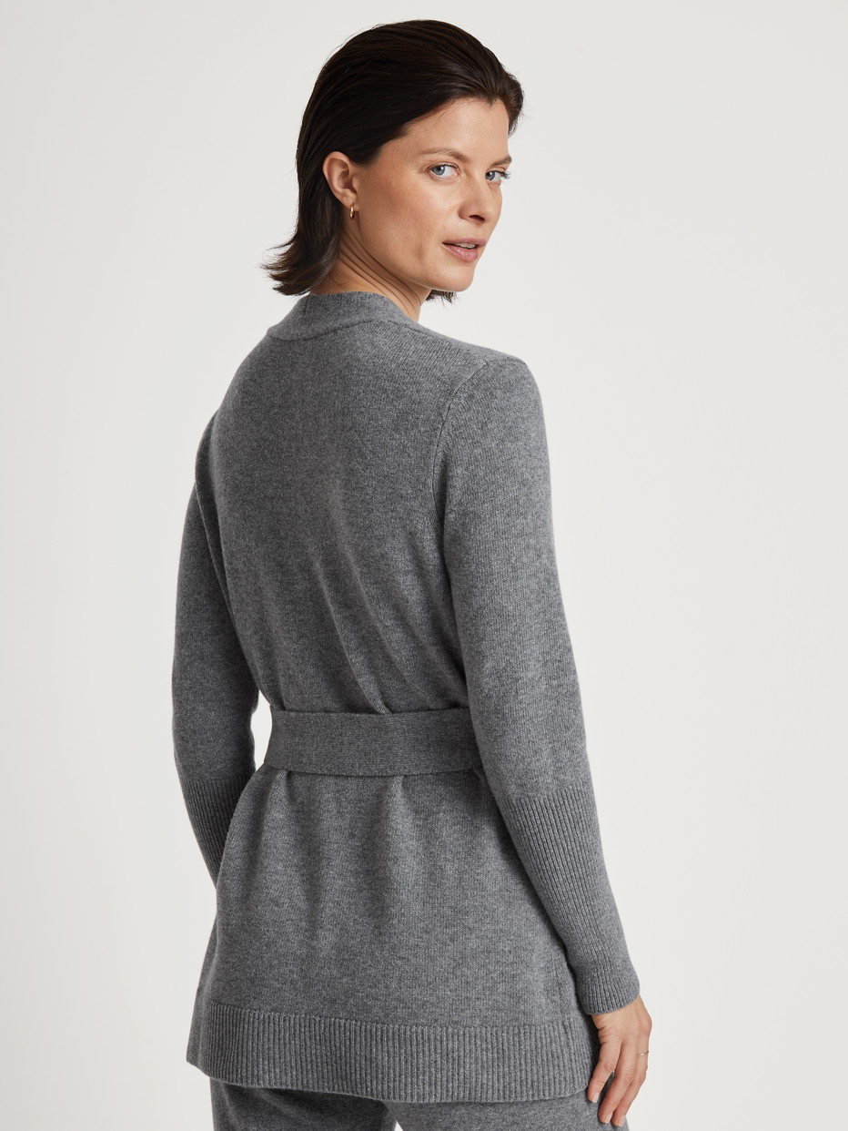 Damen-Model trägt Strickjacke aus Merinowolle aus Wolle in Grau, Einfarbig aus Serie The Cosy Collection von CALIDA, Rückansicht