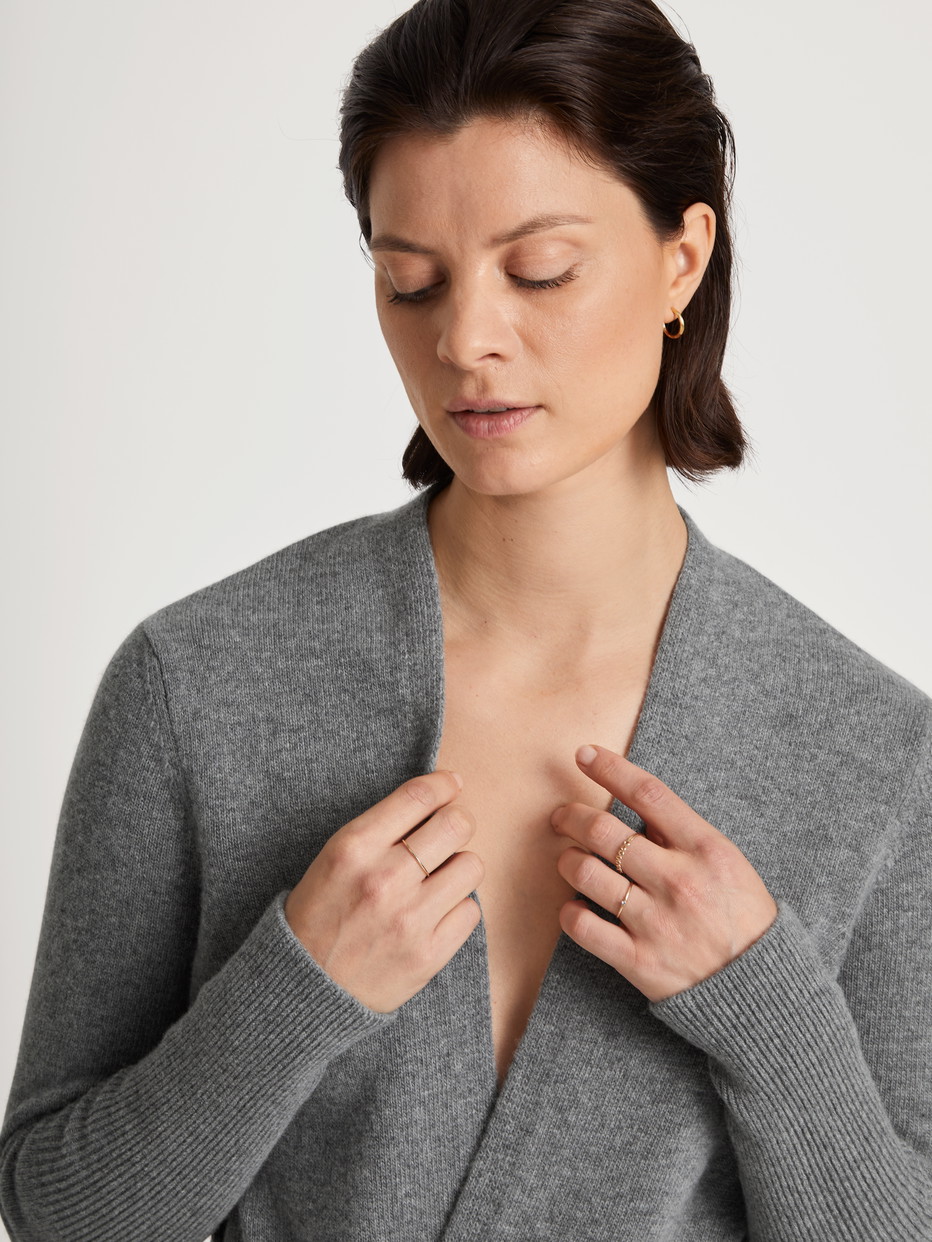 Damen-Model trägt Strickjacke aus Merinowolle aus Wolle in Grau, Einfarbig aus Serie The Cosy Collection von CALIDA, Detail
