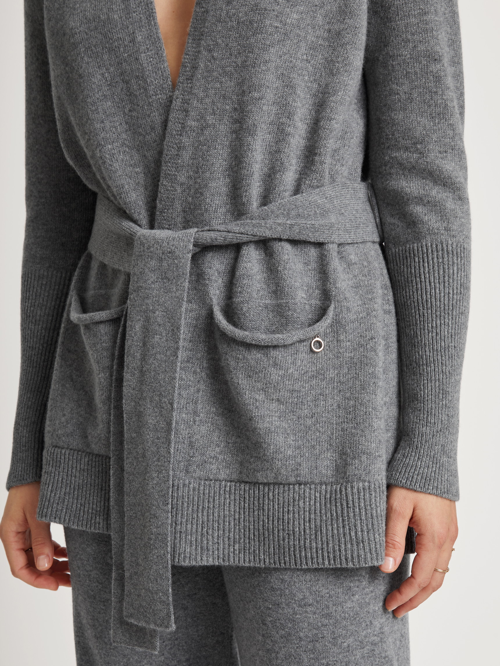 Damen-Model trägt Strickjacke aus Merinowolle aus Wolle in Grau, Einfarbig aus Serie The Cosy Collection von CALIDA