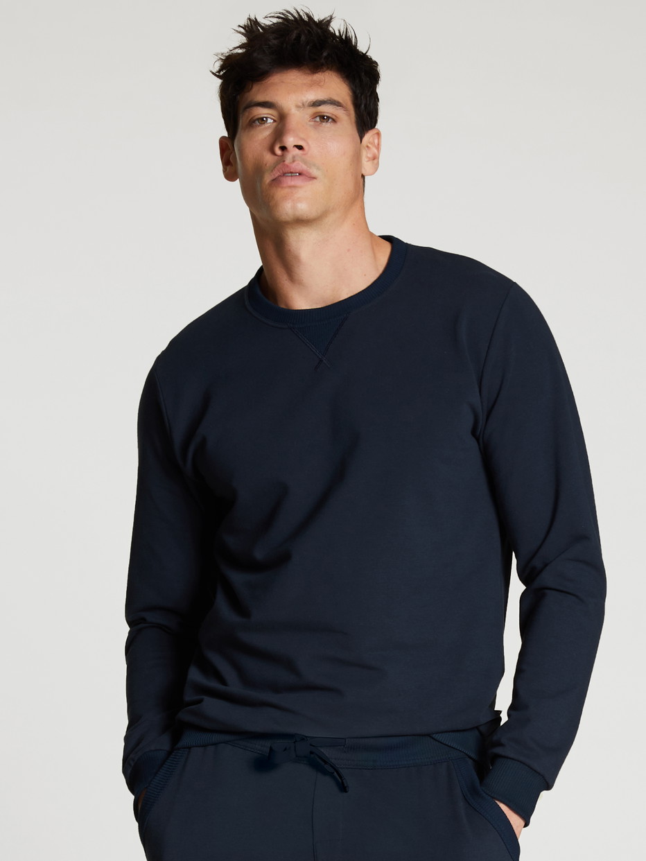 Le mannequin Homme porte le/la Sweatshirt en 100% coton de couleur Bleu, Unicolore, de la série Circular Lounge de CALIDA, Vue de face