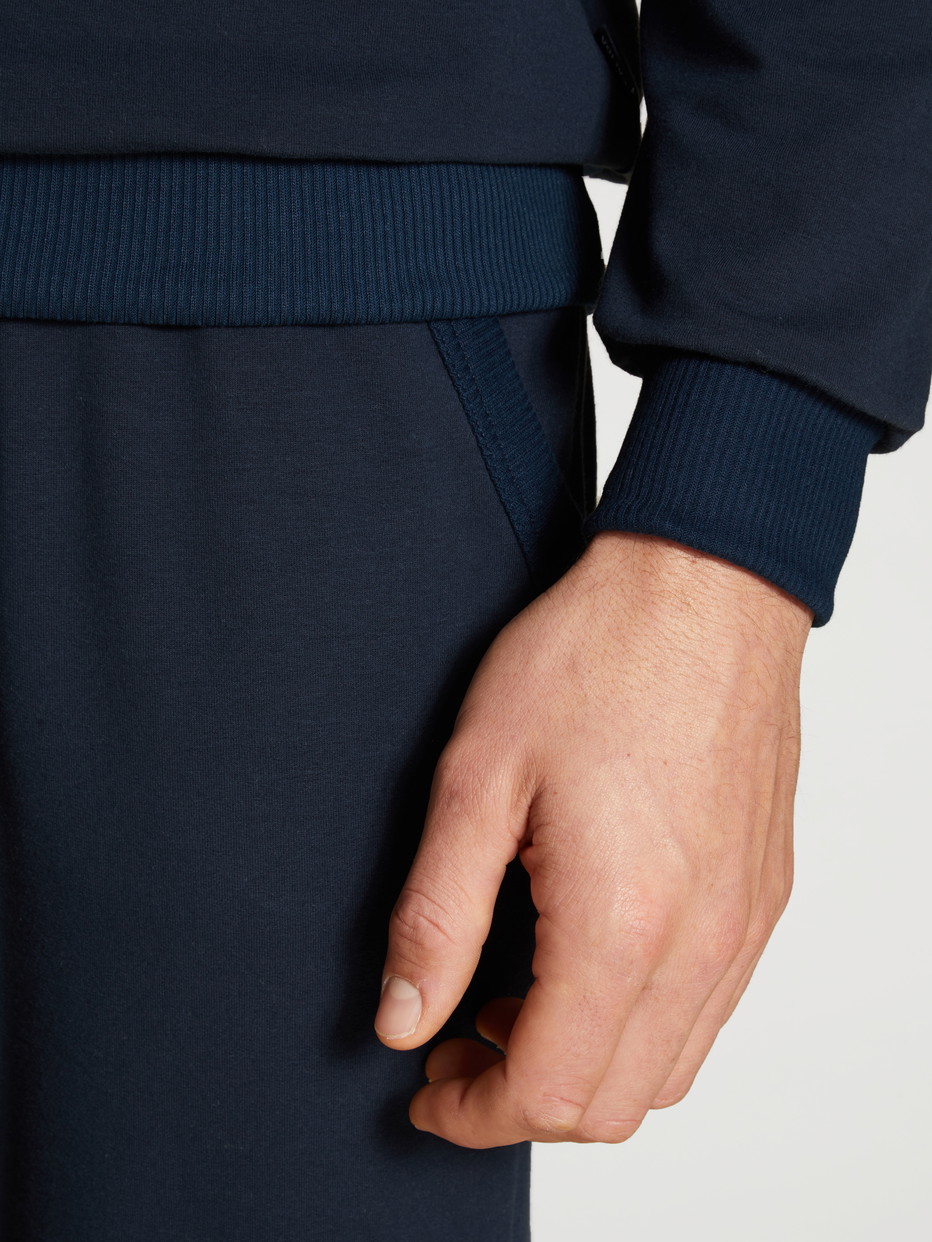 Homme - Sweatshirt en 100% coton de couleur Bleu, Unicolore, de la série Circular Lounge de CALIDA, Détail
