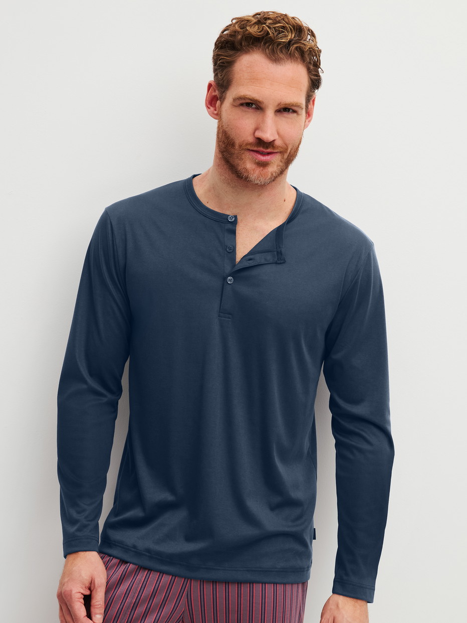 Herren-Model trägt Langarm-Shirt aus Baumwolle in Blau, Einfarbig aus Serie RMX Sleep Superlight von CALIDA, Vorderansicht