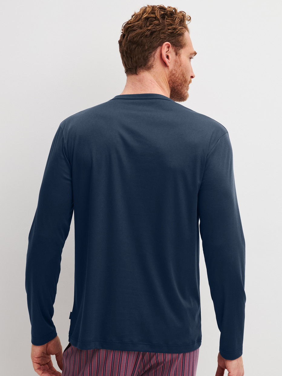 Herren-Model trägt Langarm-Shirt aus Baumwolle in Blau, Einfarbig aus Serie RMX Sleep Superlight von CALIDA, Rückansicht