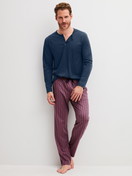 Herren-Model trägt Langarm-Shirt aus Baumwolle in Blau, Einfarbig aus Serie RMX Sleep Superlight von CALIDA, Outfit