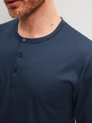 Herren-Model trägt Langarm-Shirt aus Baumwolle in Blau, Einfarbig aus Serie RMX Sleep Superlight von CALIDA, Detail