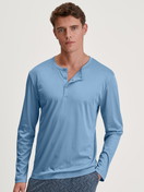 La modella / Il modello Uomo indossa Shirt a manica lunga in Cotone di colore Blu, Tinta unita, della serie RMX Sleep Free di CALIDA, Vista frontale