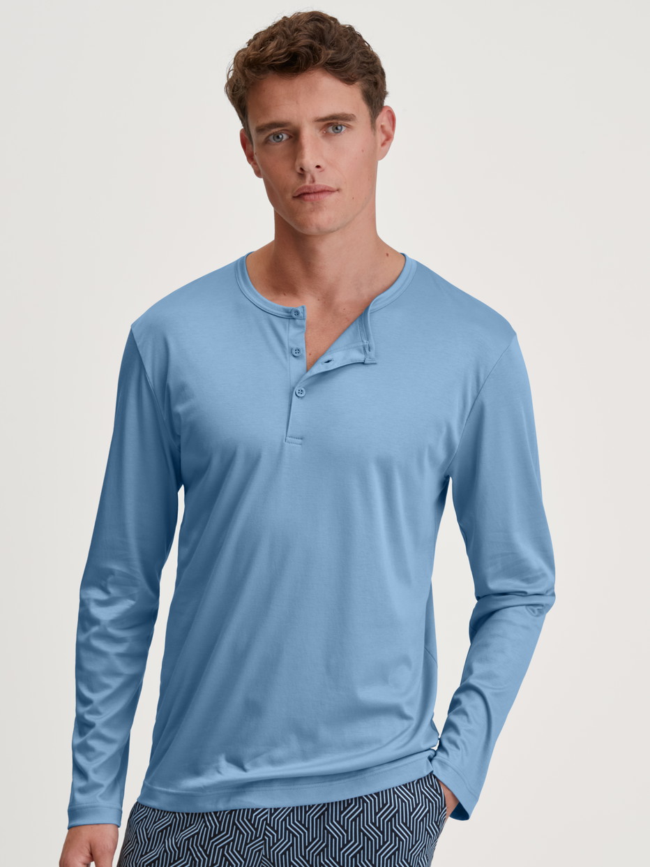 Herren-Model trägt Langarm-Shirt aus Baumwolle in Blau, Einfarbig aus Serie RMX Sleep Free von CALIDA, Vorderansicht