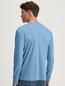 La modella / Il modello Uomo indossa Shirt a manica lunga in Cotone di colore Blu, Tinta unita, della serie RMX Sleep Free di CALIDA, Vista posteriore