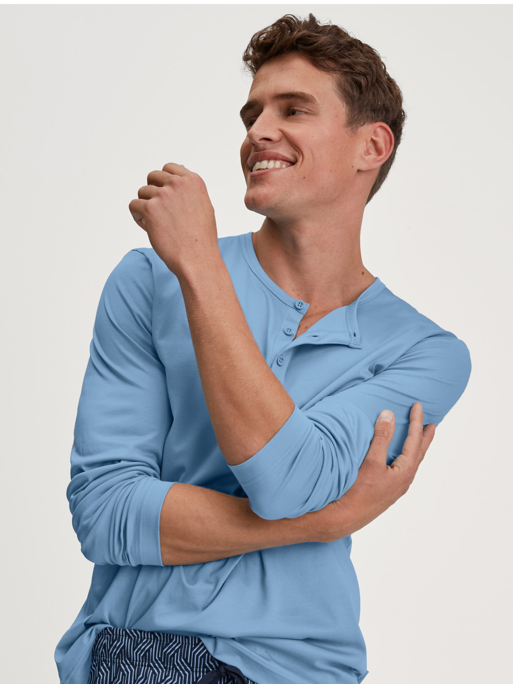 La modella / Il modello Uomo indossa Shirt a manica lunga in Cotone di colore Blu, Tinta unita, della serie RMX Sleep Free di CALIDA, Vista frontale