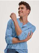 La modella / Il modello Uomo indossa Shirt a manica lunga in Cotone di colore Blu, Tinta unita, della serie RMX Sleep Free di CALIDA, Vista frontale