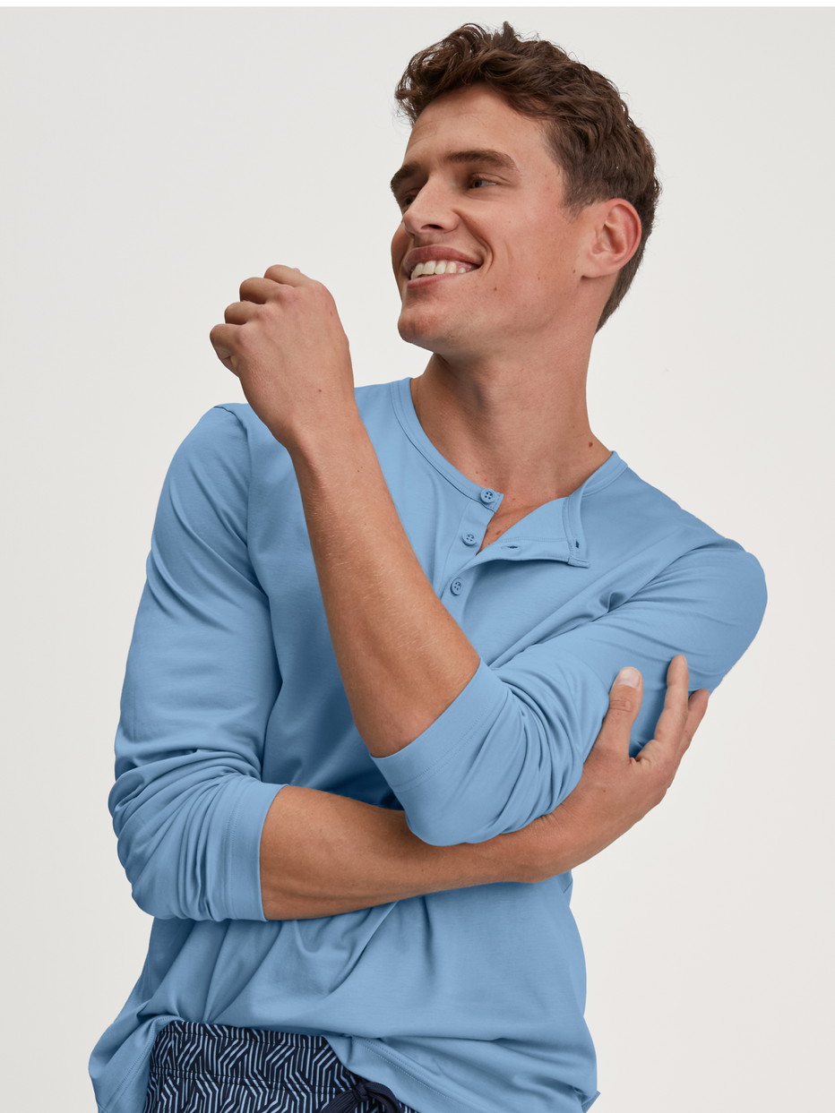 Herren-Model trägt Langarm-Shirt aus Baumwolle in Blau, Einfarbig aus Serie RMX Sleep Free von CALIDA, Vorderansicht