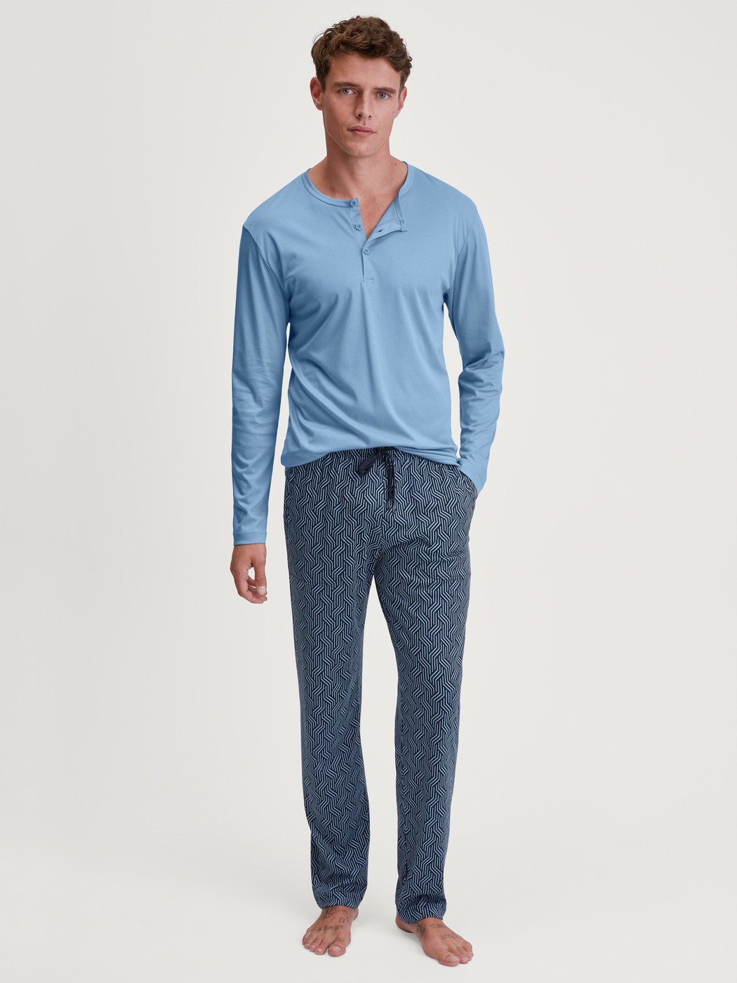La modella / Il modello Uomo indossa Shirt a manica lunga in Cotone di colore Blu, Tinta unita, della serie RMX Sleep Free di CALIDA, Abbigliamento