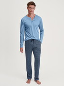 La modella / Il modello Uomo indossa Shirt a manica lunga in Cotone di colore Blu, Tinta unita, della serie RMX Sleep Free di CALIDA, Abbigliamento