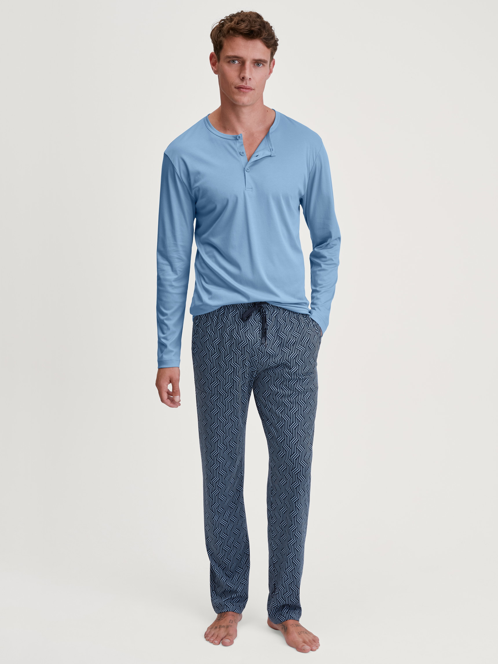 La modella / Il modello Uomo indossa Shirt a manica lunga in Cotone di colore Blu, Tinta unita, della serie RMX Sleep Free di CALIDA, Abbigliamento