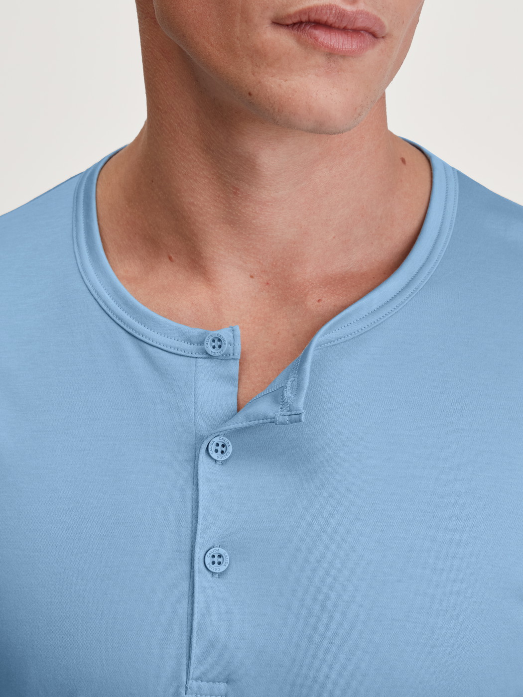 La modella / Il modello Uomo indossa Shirt a manica lunga in Cotone di colore Blu, Tinta unita, della serie RMX Sleep Free di CALIDA, Dettaglio