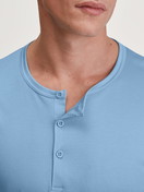 La modella / Il modello Uomo indossa Shirt a manica lunga in Cotone di colore Blu, Tinta unita, della serie RMX Sleep Free di CALIDA, Dettaglio