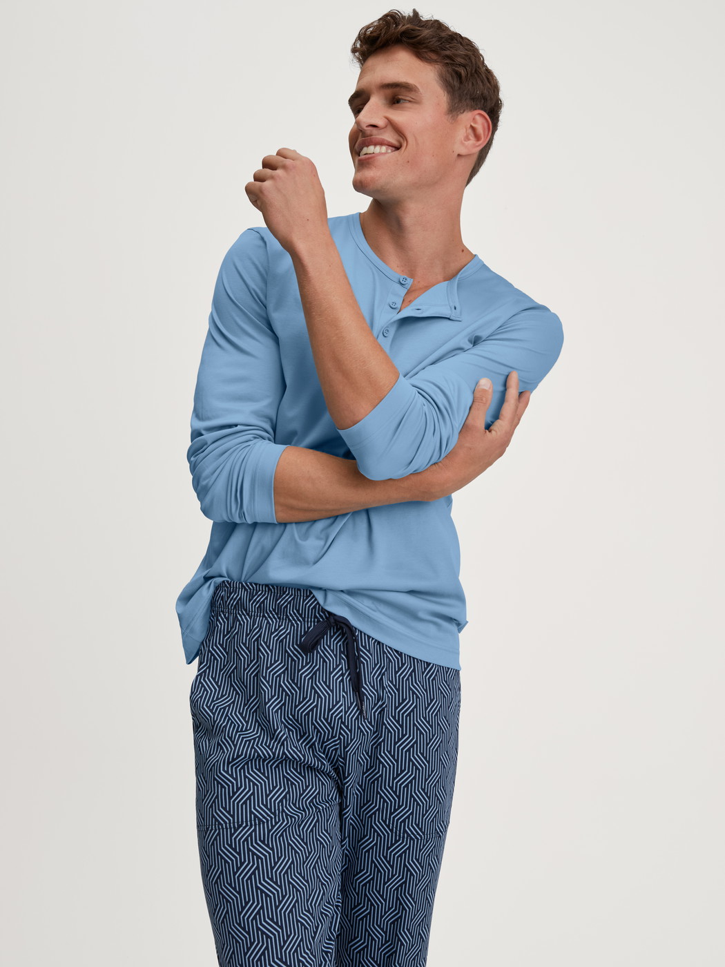La modella / Il modello Uomo indossa Shirt a manica lunga in Cotone di colore Blu, Tinta unita, della serie RMX Sleep Free di CALIDA, Immagine aggiuntiva