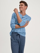 La modella / Il modello Uomo indossa Shirt a manica lunga in Cotone di colore Blu, Tinta unita, della serie RMX Sleep Free di CALIDA, Immagine aggiuntiva