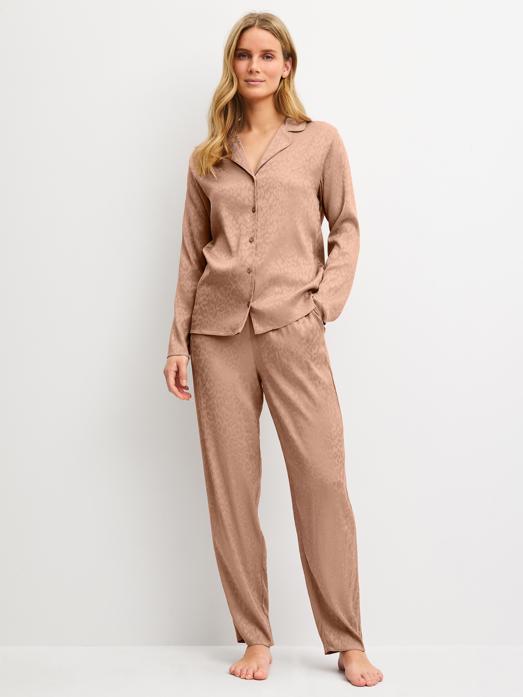 Le mannequin Femme porte le/la  en Viscose de couleur Marron, À motifs, de la série Glimmer M&M de CALIDA, Tenue