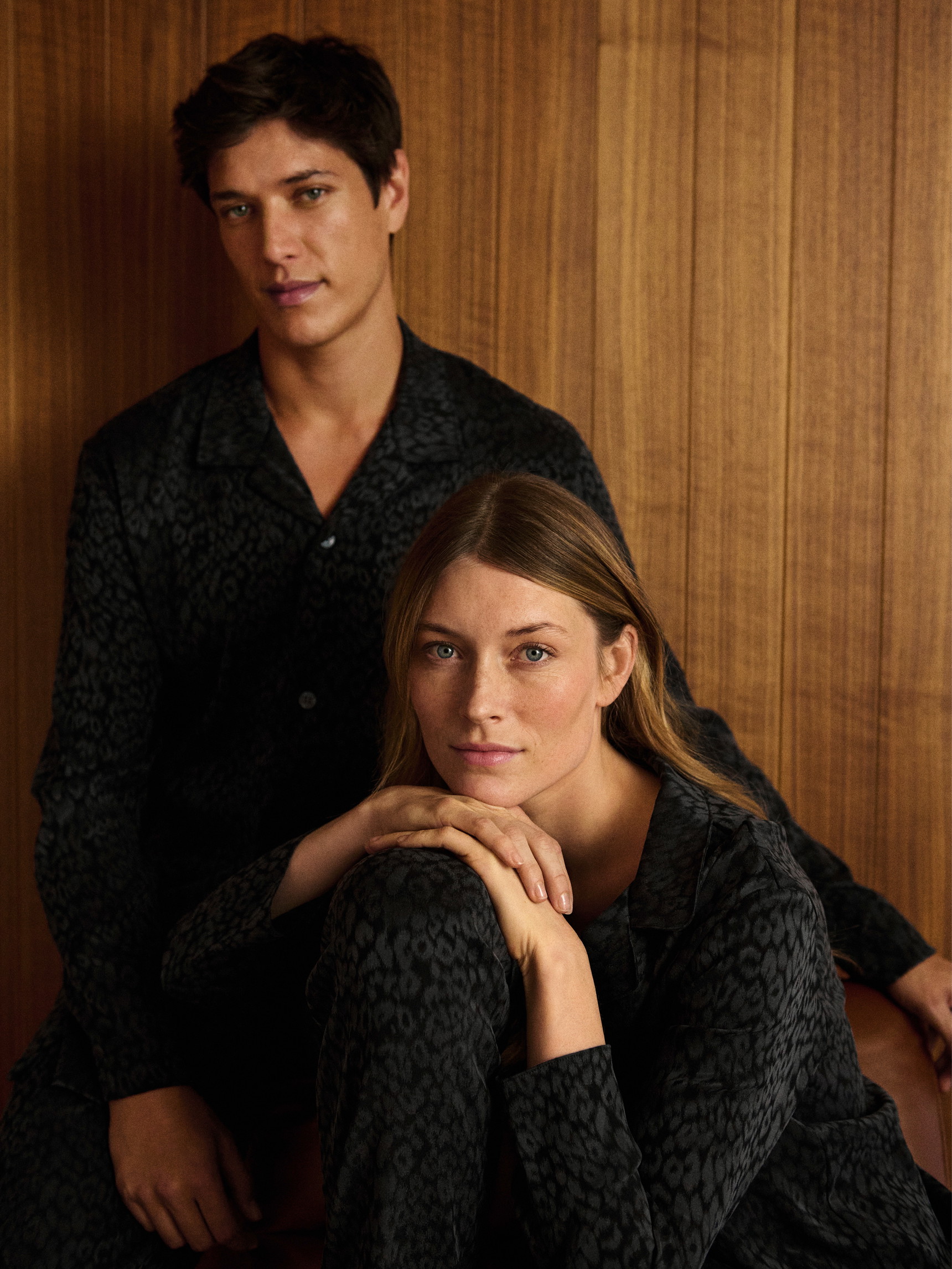 Damen-Model trägt Langarm-Shirt mit Knöpfen aus Viskose in Schwarz, Gemustert aus Serie Glimmer M&M von CALIDA, Zusatzbild