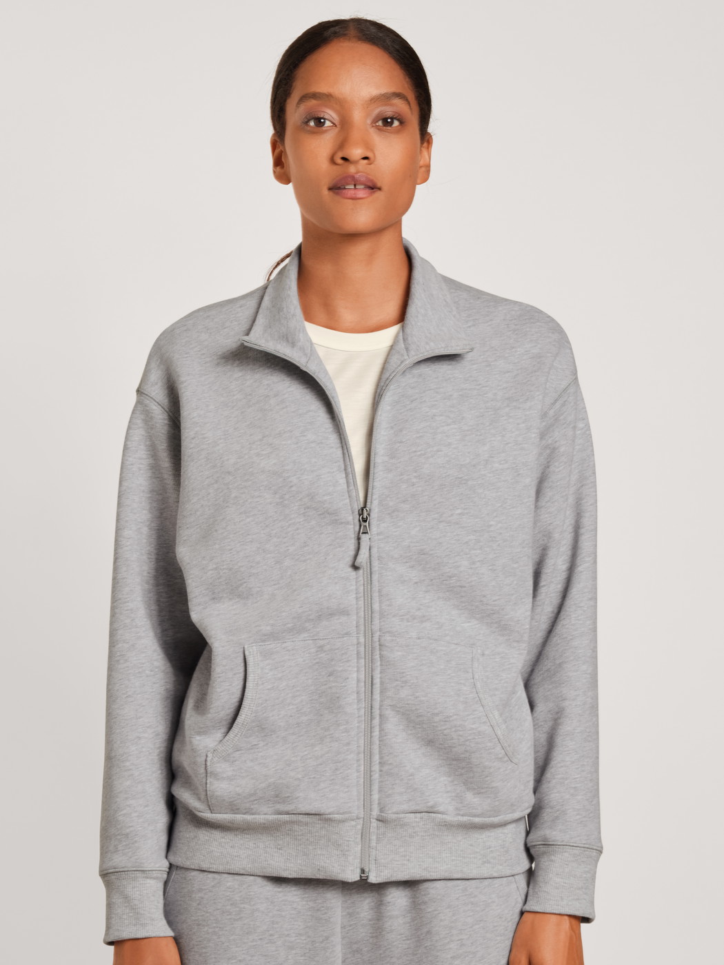 Damen-Model trägt Jacke aus 100% Baumwolle in Grau, Einfarbig aus Serie Lounge & Relax von CALIDA, Vorderansicht