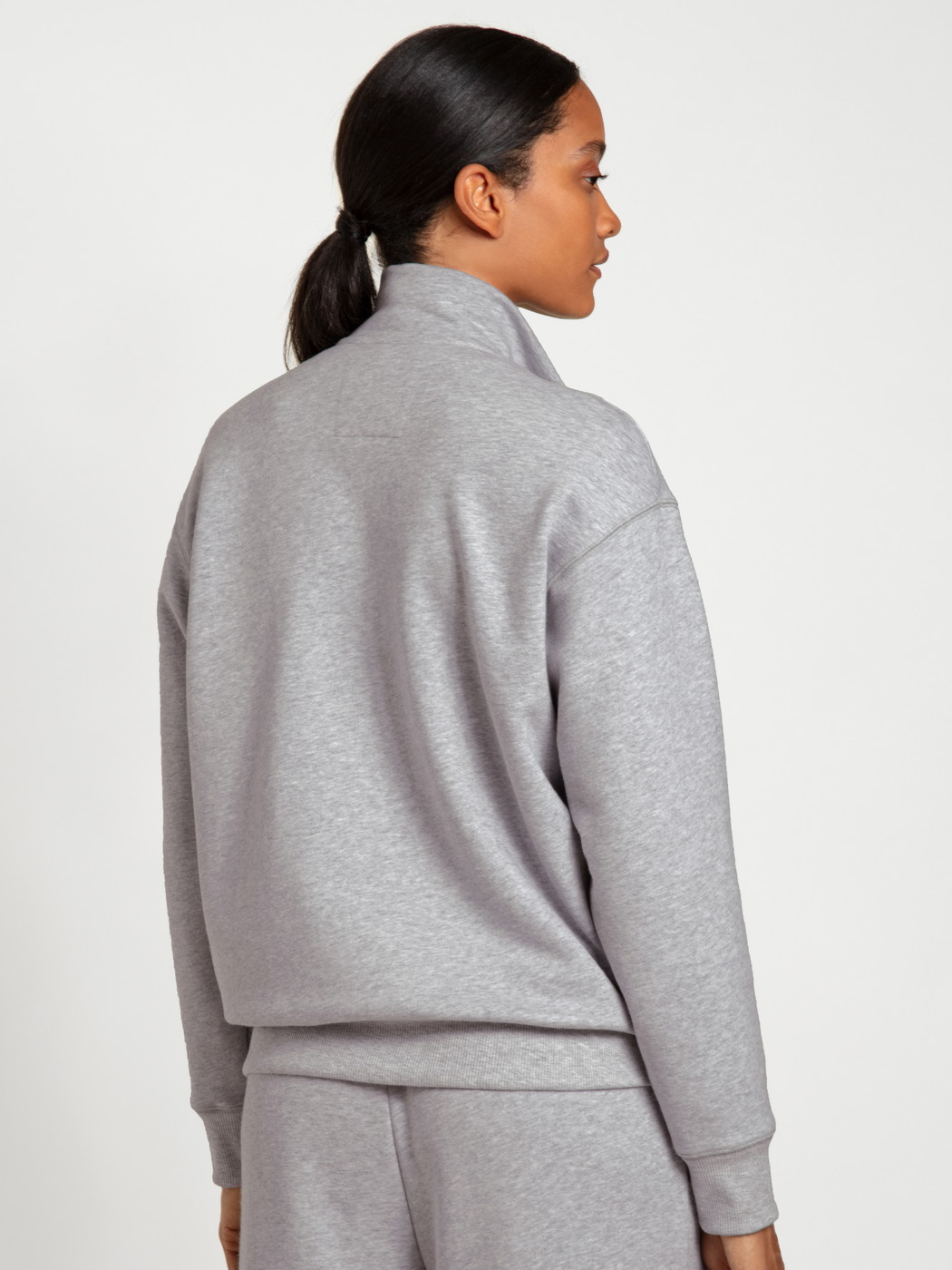Damen-Model trägt Jacke aus 100% Baumwolle in Grau, Einfarbig aus Serie Lounge & Relax von CALIDA, Rückansicht