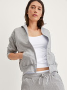 Damen-Model trägt Jacke aus 100% Baumwolle in Grau, Einfarbig aus Serie Lounge & Relax von CALIDA, Vorderansicht
