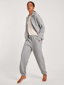 Damen-Model trägt Jacke aus 100% Baumwolle in Grau, Einfarbig aus Serie Lounge & Relax von CALIDA, Vorderansicht, Outfit